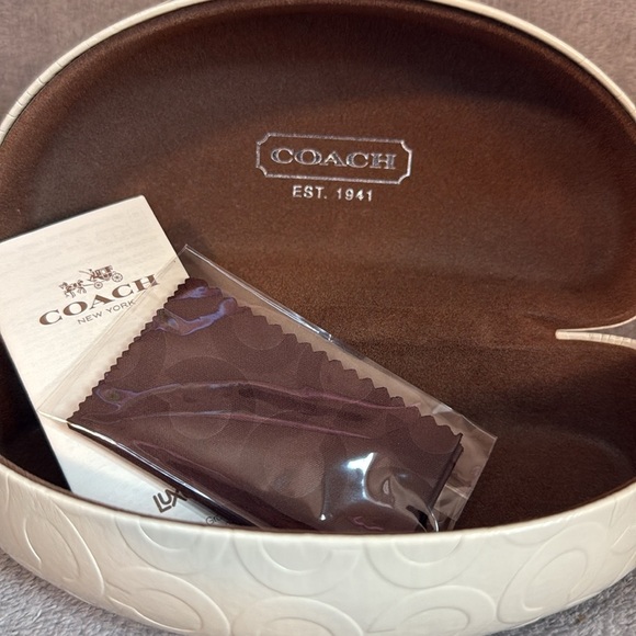 🤎COACH🤎Glossy White Hard Clamshell Monogram Signature Print Sunglasses Case/NWOT - Picture 4 of 6